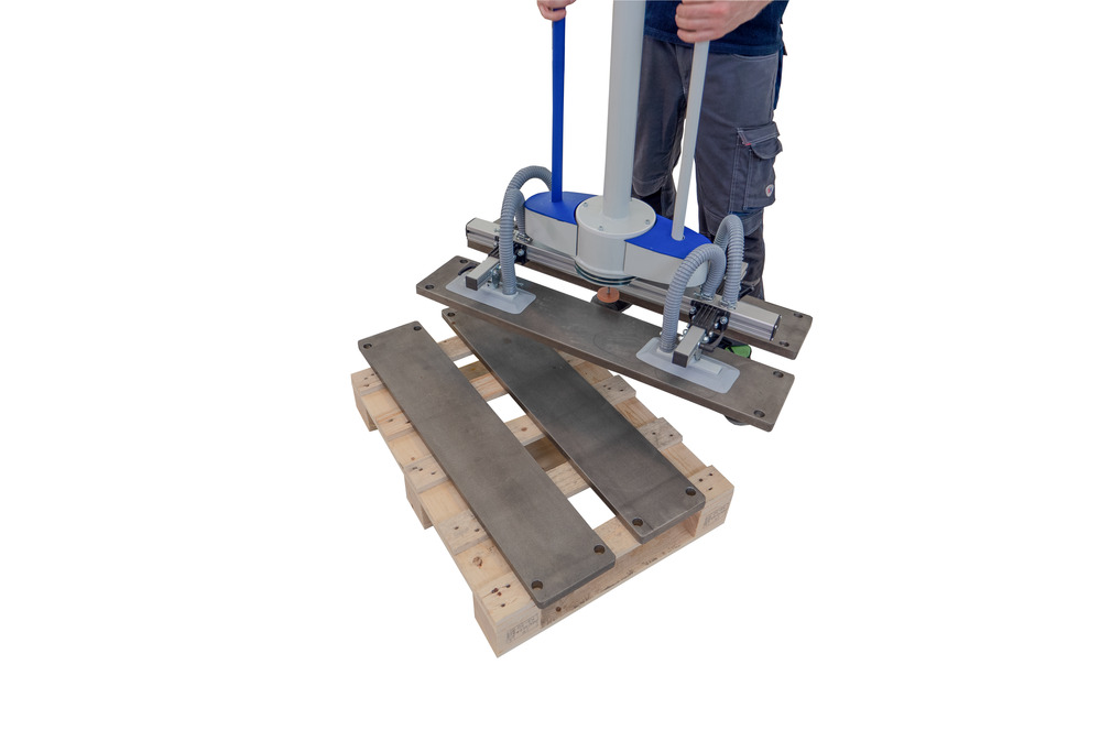 Quadruple vacuum gripper for metallic goods